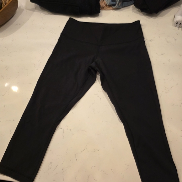 lululemon athletica Black Cropped Pants Sz 6 - Picture 1 of 3